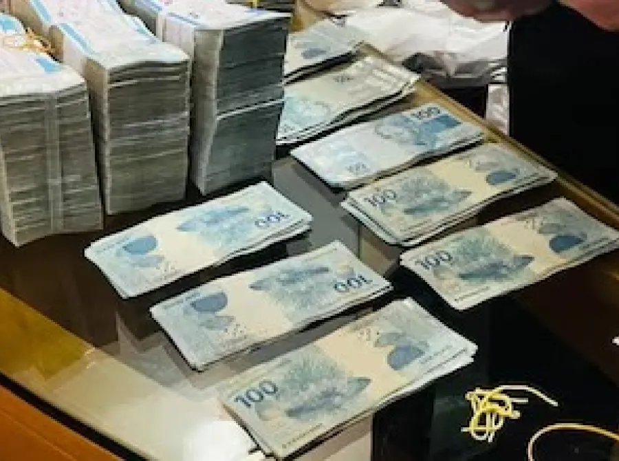 PF apreende R$ 430 mil em dinheiro vivo na casa de líder do PL Sóstenes Cavalcante