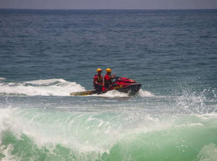 Mais de mil pessoas foram resgatadas no mar na virada do ano no Rio