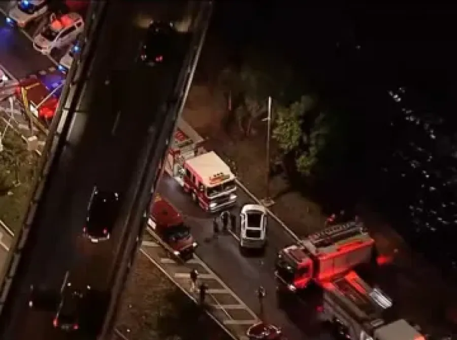Acidente entre três carros termina com veículo submerso no Rio Tamanduateí, em SP