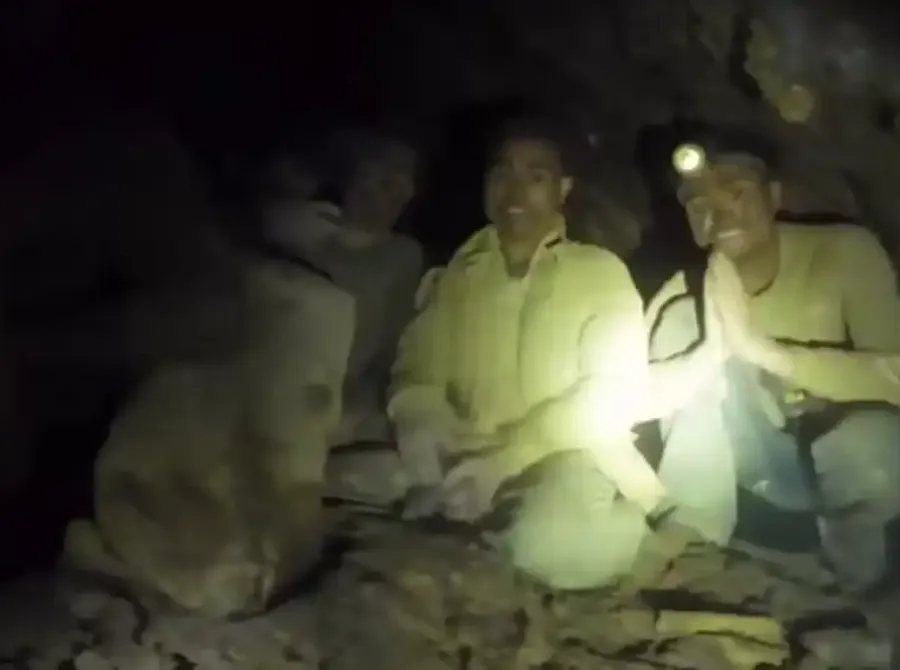 Socorristas resgatam cinco homens presos em caverna inundada no Laos