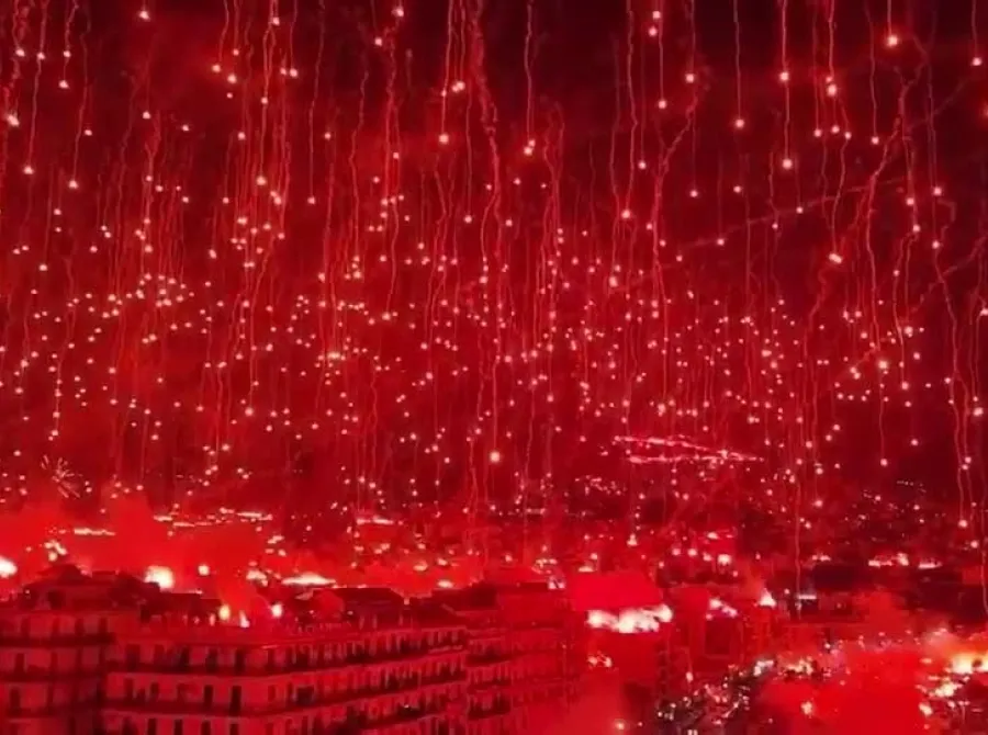 Torcida transforma cidade em 'mar vermelho' com sinalizadores e fogos após título na Argélia