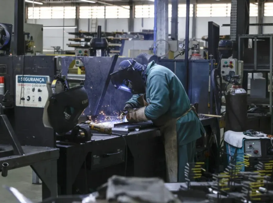 Produção industrial cresce em 10 dos 15 locais pesquisados pelo IBGE em abril ante março