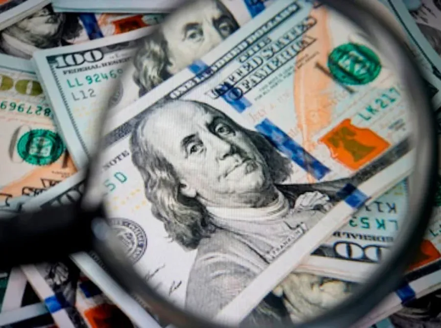 Dólar oscila pouco na abertura com alívio externo e queda do petróleo