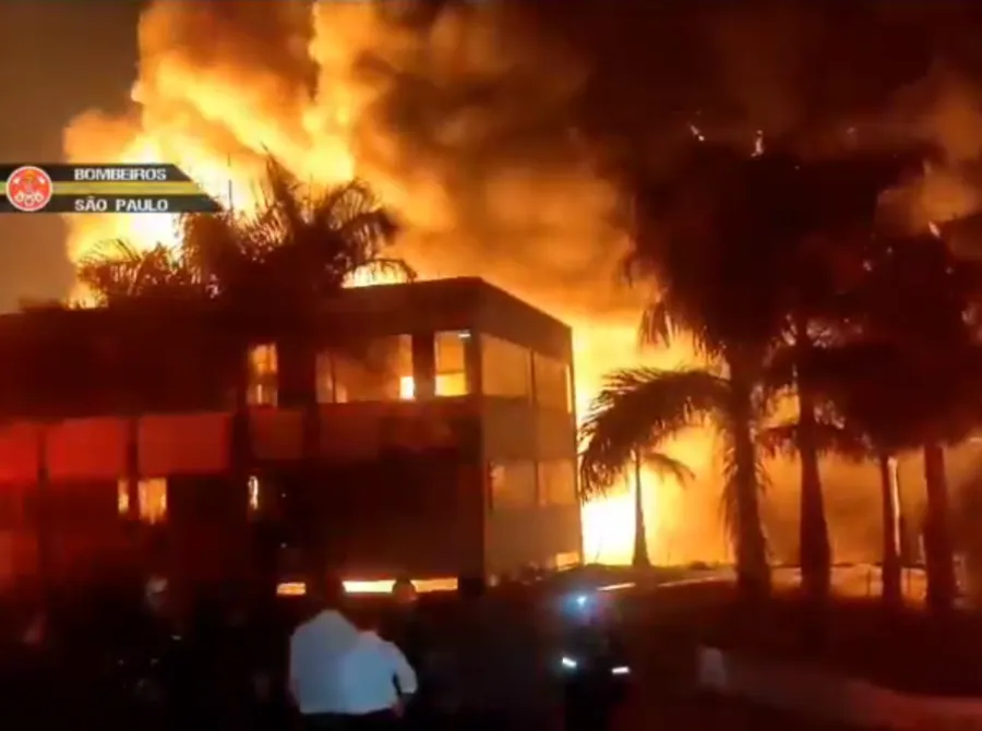 Incêndio persiste em indústria química na Grande São Paulo após mais de 12 horas