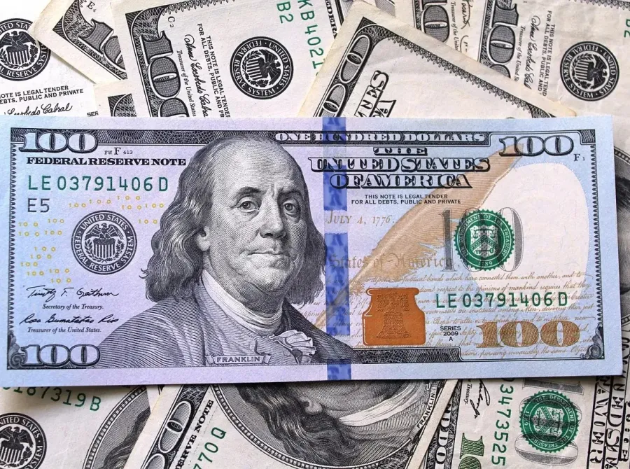 Dólar abre em ligeira alta de 0,19%, cotado a R$ 5,4157, em linha com exterior