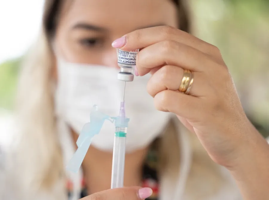 Brasil Registra Redução Histórica de Casos e Mortes por COVID-19: Menores Níveis Desde 2020