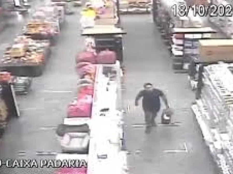 Ex-juiz da Lava Jato é visto furtando champanhe francesa de R$ 400