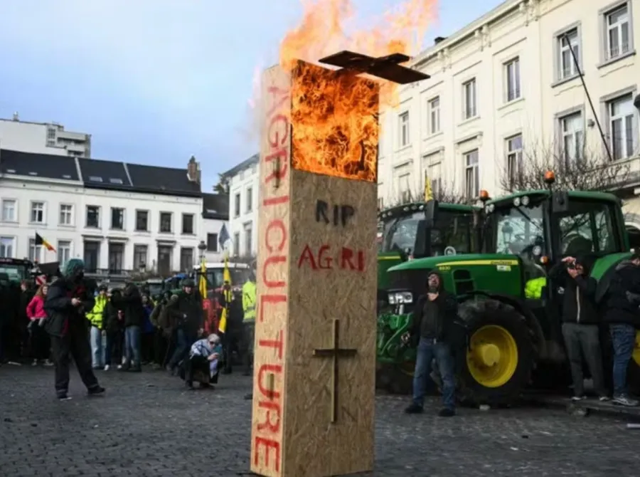 Agricultores bloqueiam ruas em Bruxelas em protesto contra acordo UE-Mercosul