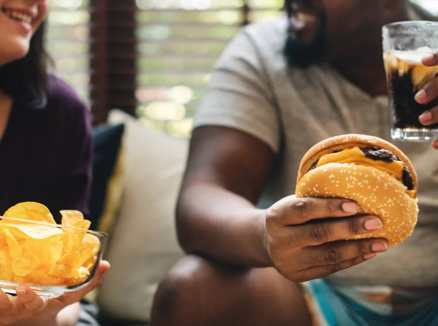 Consumo de ultraprocessados segue alto no Brasil e preocupa médicos