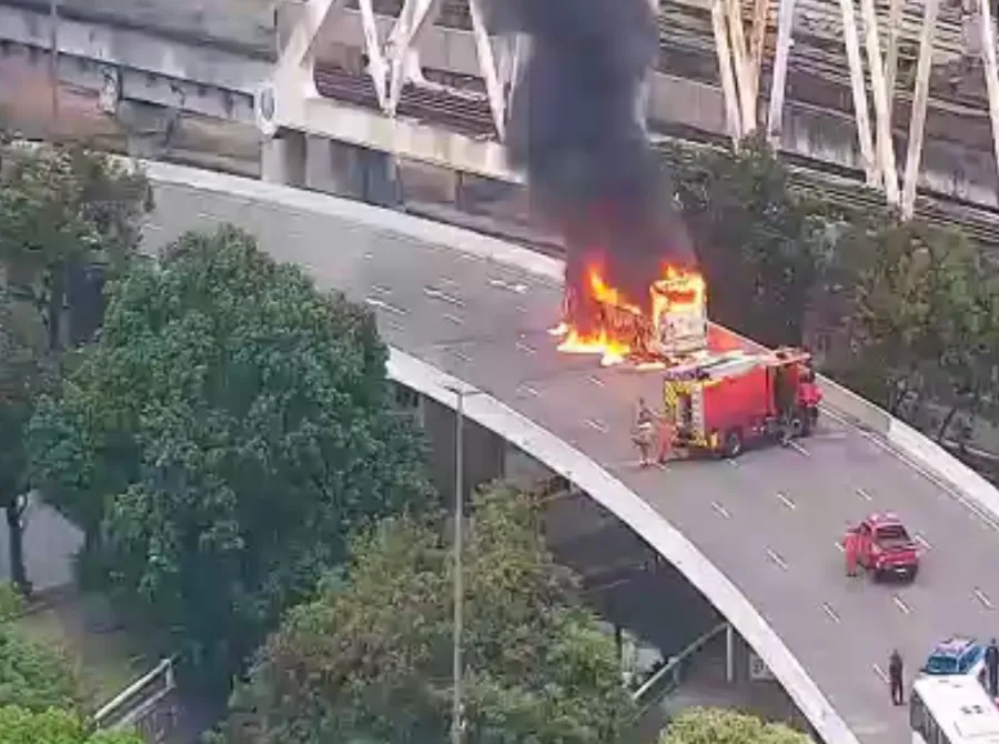 Ônibus pega fogo e interdita viaduto no Rio de Janeiro