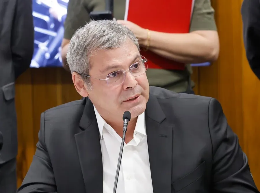 Líder do PT pede à PF investigação contra Nikolas e irmãos Bolsonaro por incitação golpista