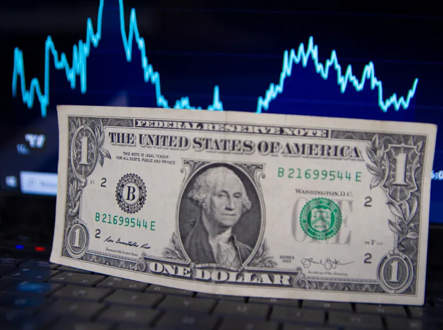 Dólar à vista abre quase estável, a R$ 5,3911, em meio à cautela externa