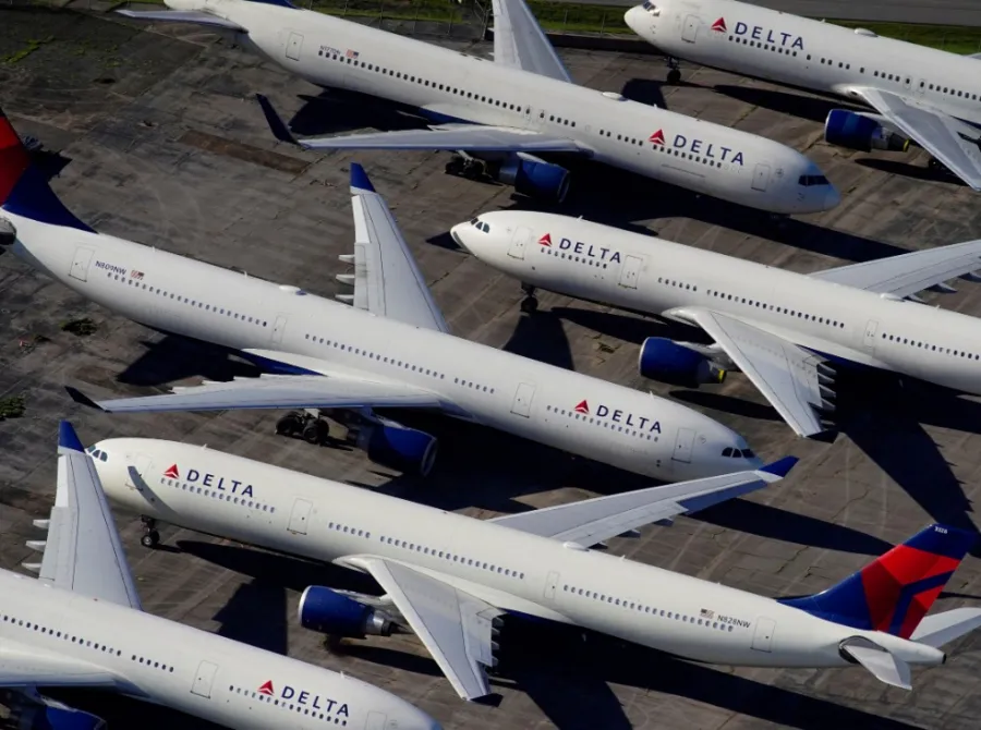 Delta supera lucro, decepciona com guidance e anuncia compra de 30 aviões da Boeing