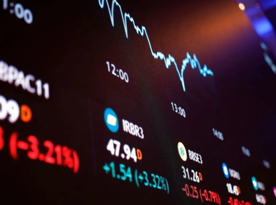 Ibovespa sobe de olho em pesquisa eleitoral; decisão dos EUA sobre visto brasileiro pesa