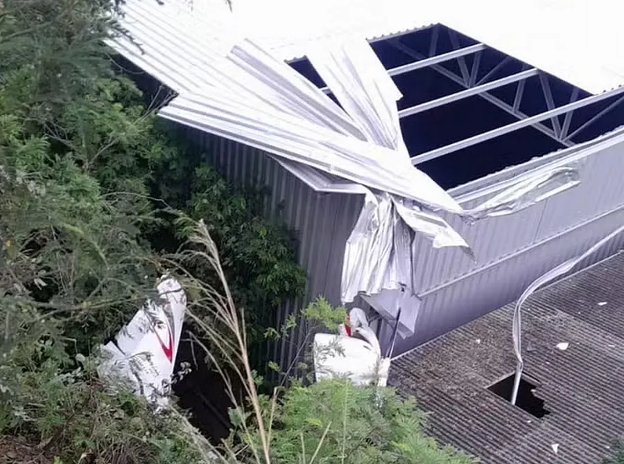 Avião de pequeno porte cai em galpão de oficina em Guarapari, no Espírito Santo