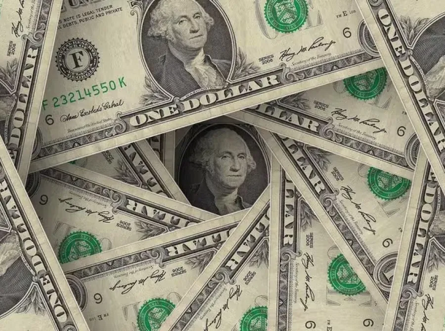 Dólar é pressionado por fraqueza no exterior e analisa dados do setor externo