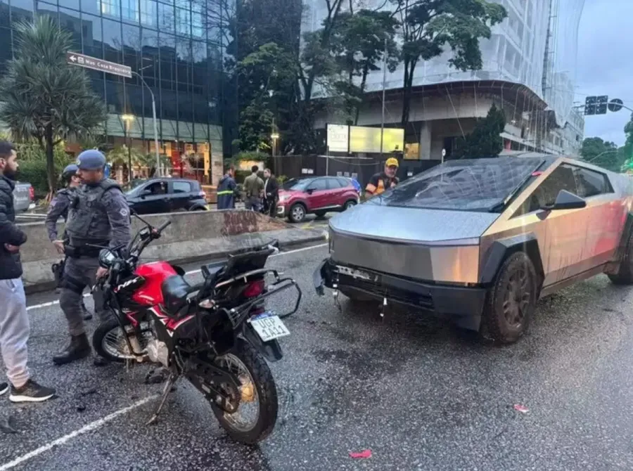 Motociclista morre após bater em carro futurista da Tesla na zona sul de SP