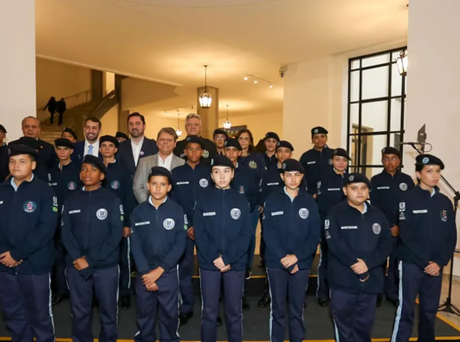 MP pede que Justiça proíba PMs de darem aula em escolas cívico-militares em SP