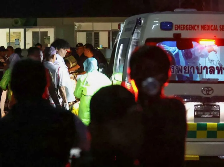 Na Tailândia, adolescente toma arma de policial, ataca estudantes e mata diretor