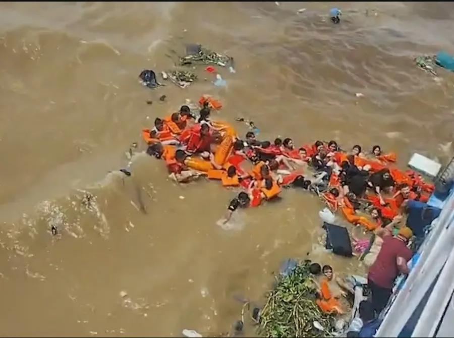 Bombeiros encontram corpo em busca por desaparecidos em naufrágio no AM