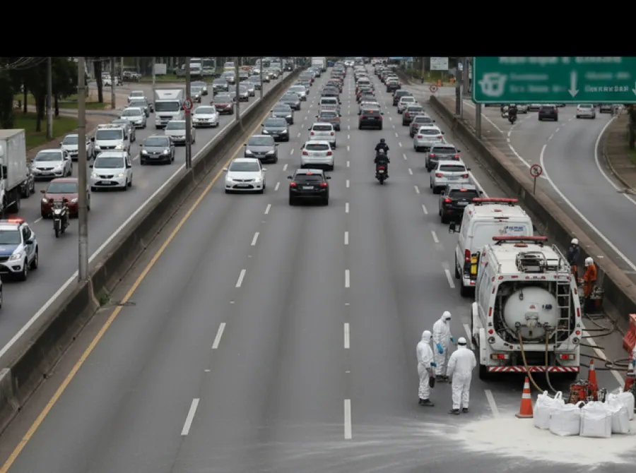 Avenida dos Bandeirantes tem trânsito liberado após bloqueio para retirada de produto químico