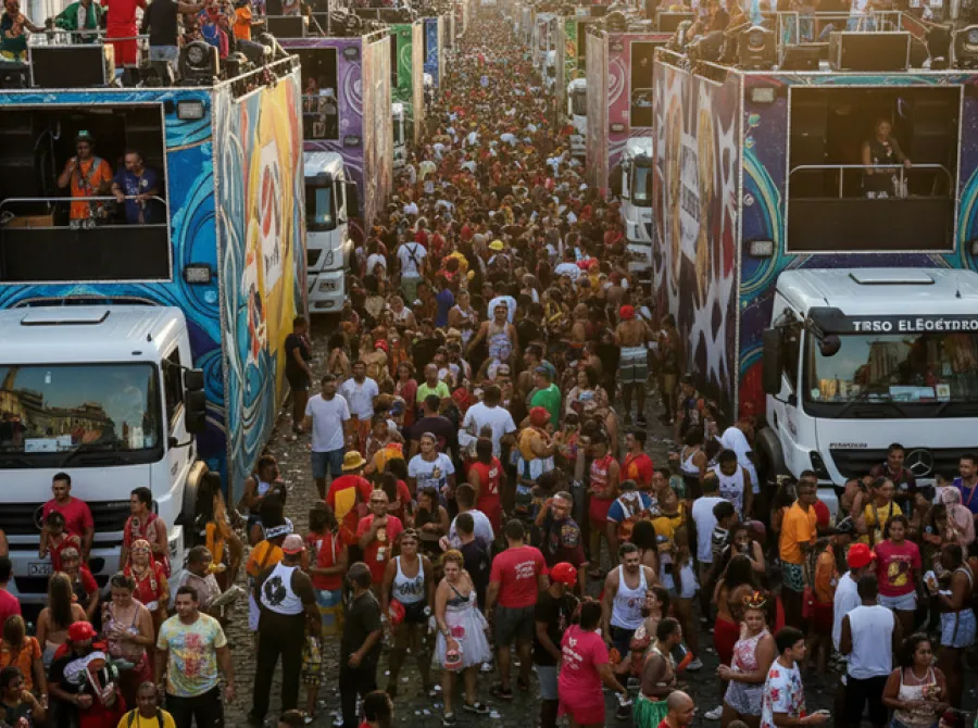 Carnaval em Salvador: 'engarrafamentos' de blocos e trios causam confusões e atrasos