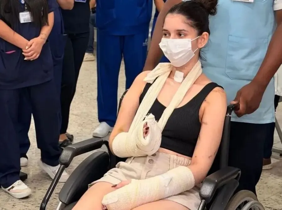 Jovem esfaqueada mais de 30 vezes no RJ após recusar pedido de namoro recebe alta do hospital