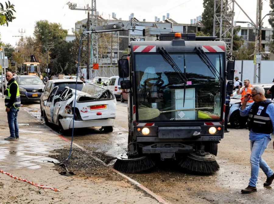 Irã dispara mísseis após escolha de novo líder; EUA esvaziam embaixada