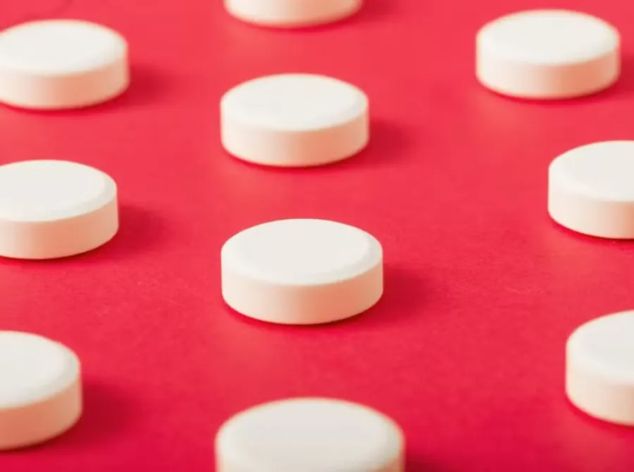 Reino Unido aprova medicamento não hormonal para ondas de calor e suores noturnos na menopausa