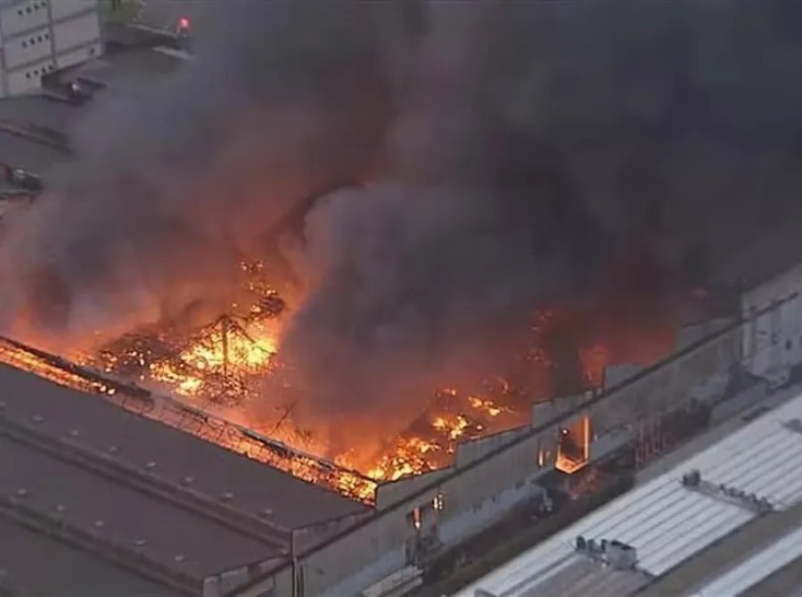 Incêndio de grandes proporções atinge distribuidora de tintas em Diadema, na Grande SP