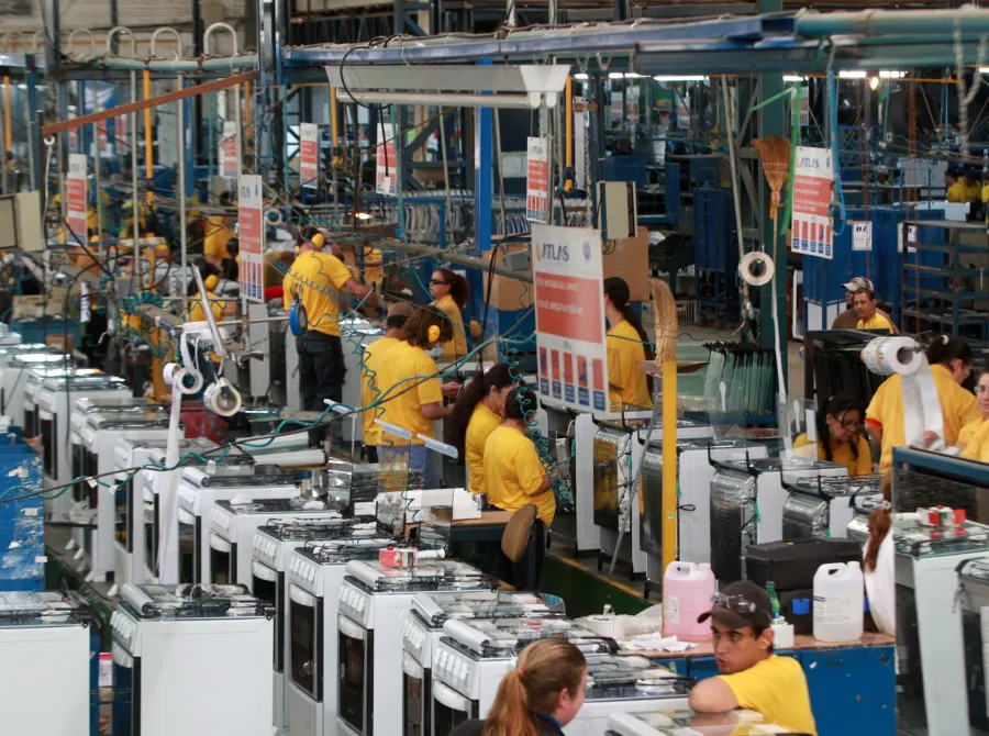 Faturamento da indústria cresce 4,9% em fevereiro, mostra CNI