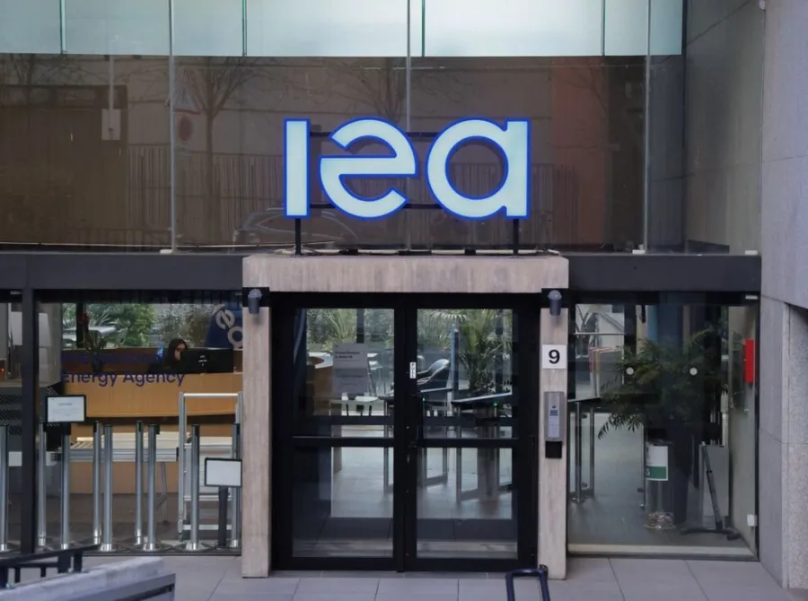 AIE prevê contração da demanda global de petróleo após guerra no Oriente Médio afetar fluxos