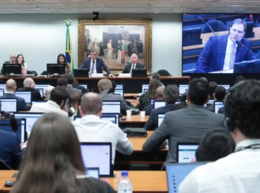 PEC do fim da escala 6x1 avança na Câmara