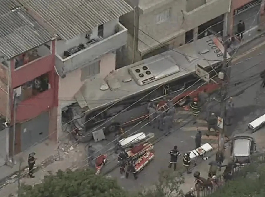 Ônibus invade casa e deixa feridos na zona oeste de SP