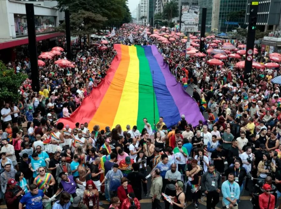Parada LGBT+ entre o colorido de leques e o amarelo da Seleção