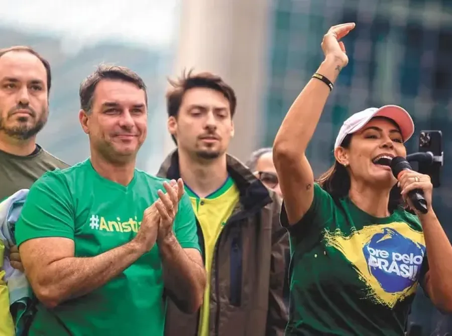 Michelle põe candidatura em xeque e diz que apoiará Flávio Bolsonaro no momento certo