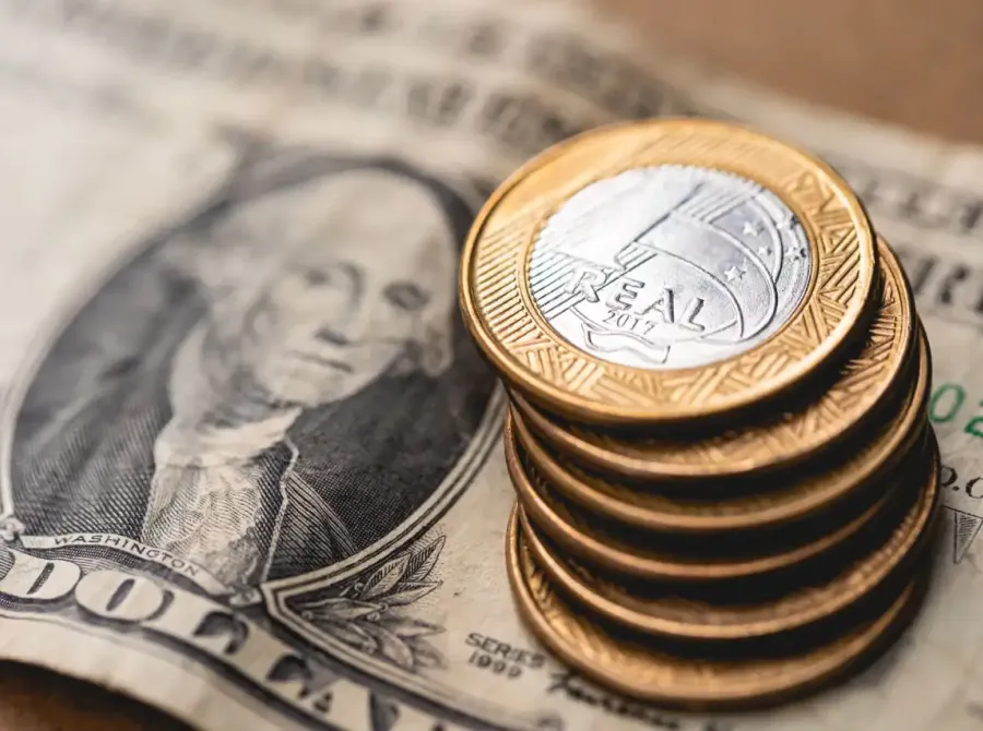 Dólar à vista cai ante real de olho em EUA-Irã