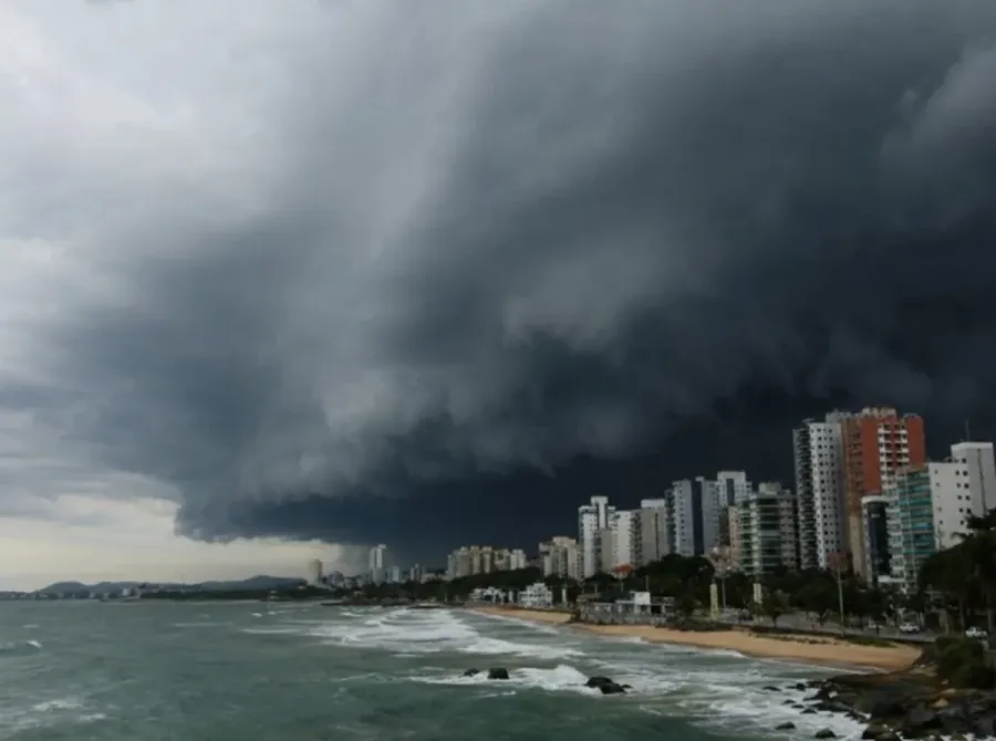 Ciclone bomba segue atingindo Sul e Sudeste — ventos fortes, chuva intensa e frio extremo