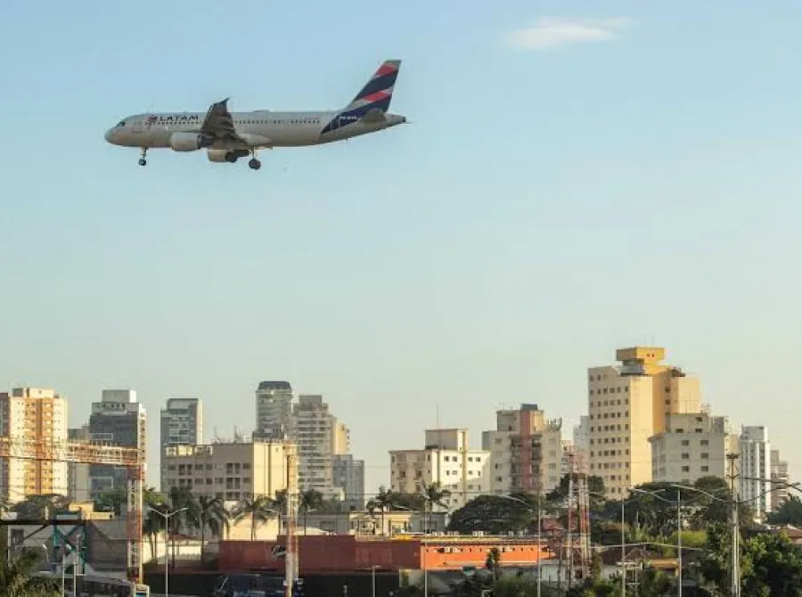 Voo atrasa após passageiro retirar bagagem de outros e se negar a sair de avião