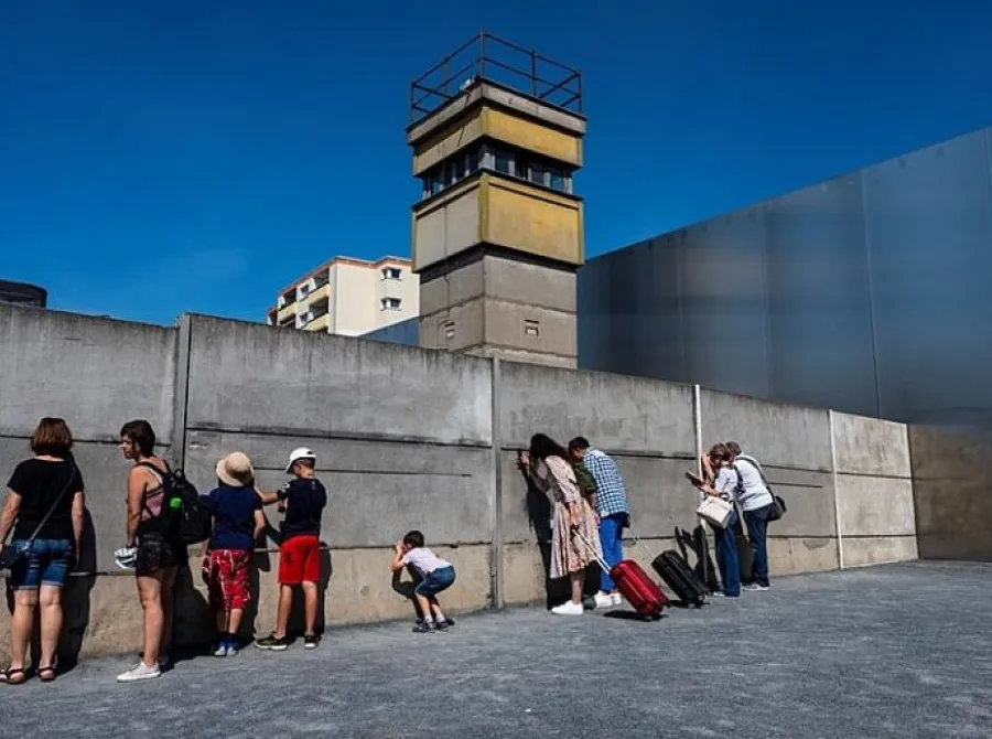 O Muro de Berlim começou a ser construído há 65 anos hoje — e caiu 28 anos depois
