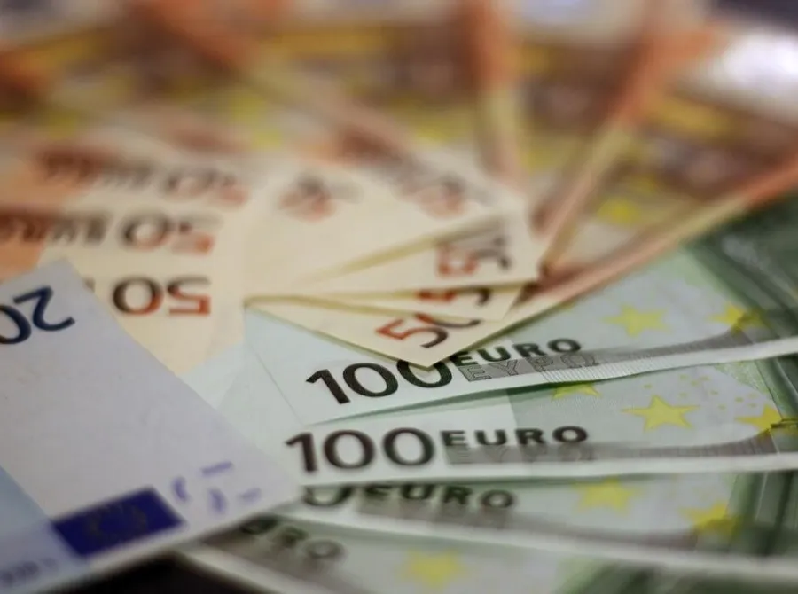 Zona do euro: Taxa de desemprego fica em 6,4% em julho; previsão 6,3%