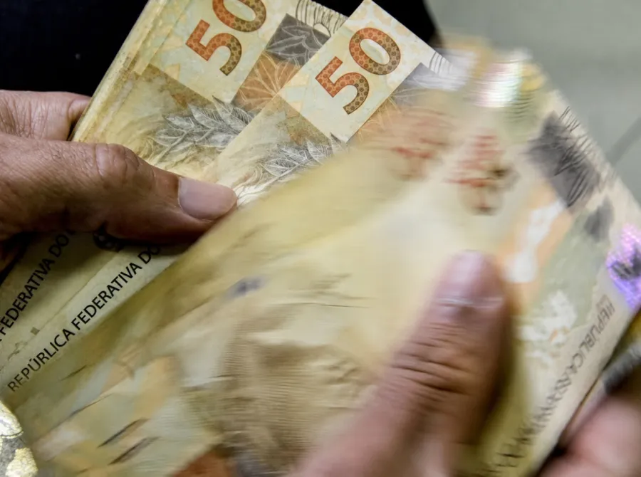 Juros altos devem levar empresas brasileiras a pisar no freio nos investimentos em 2027