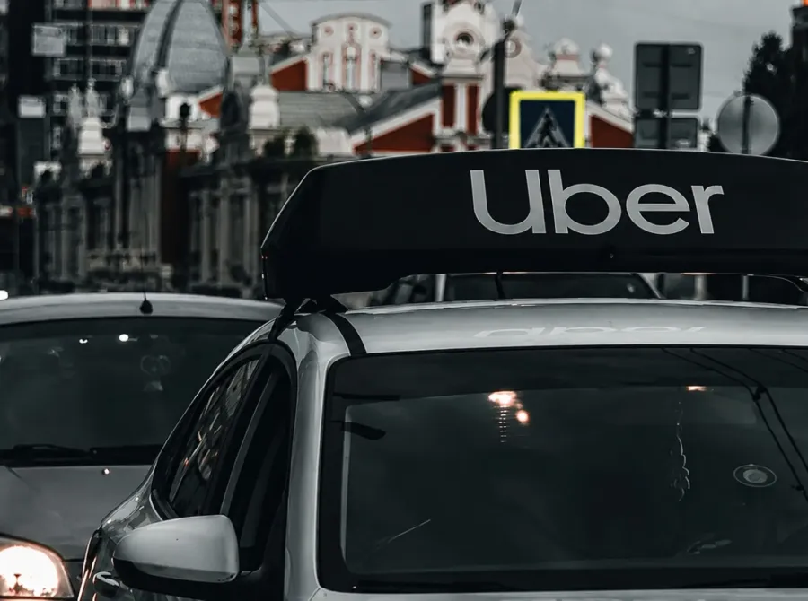 Uber anuncia corte de 3,3 mil funcionários e reduz trabalho remoto